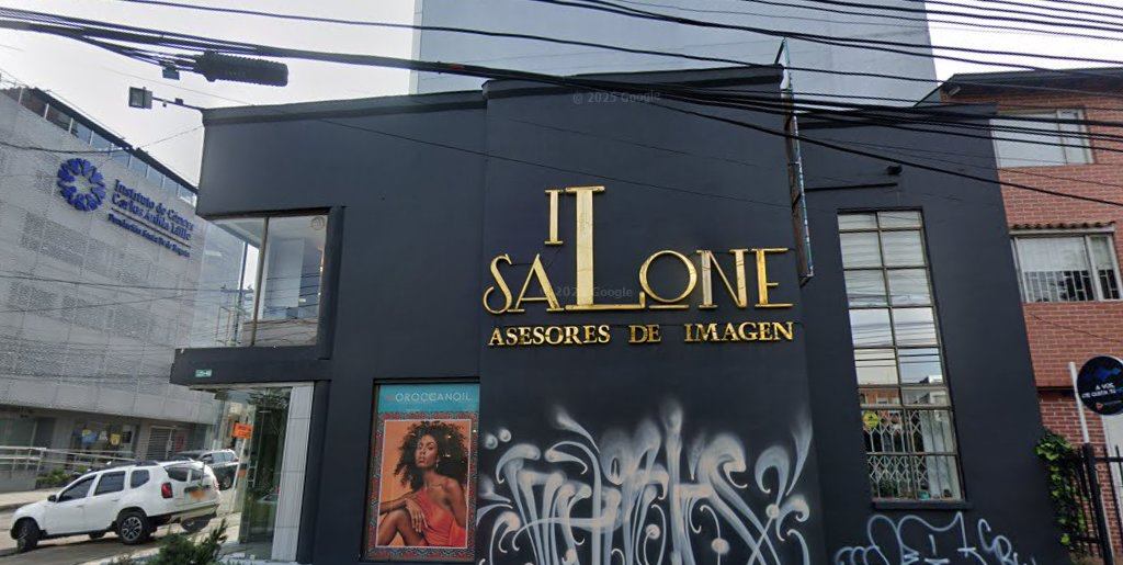 Fachada negra del salón con el letrero dorado IL SALONE Asesores de Imagen