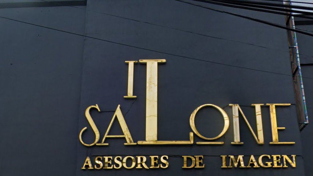 Letrero dorado IL SALONE Asesores de Imagen sobre la fachada negra del salón